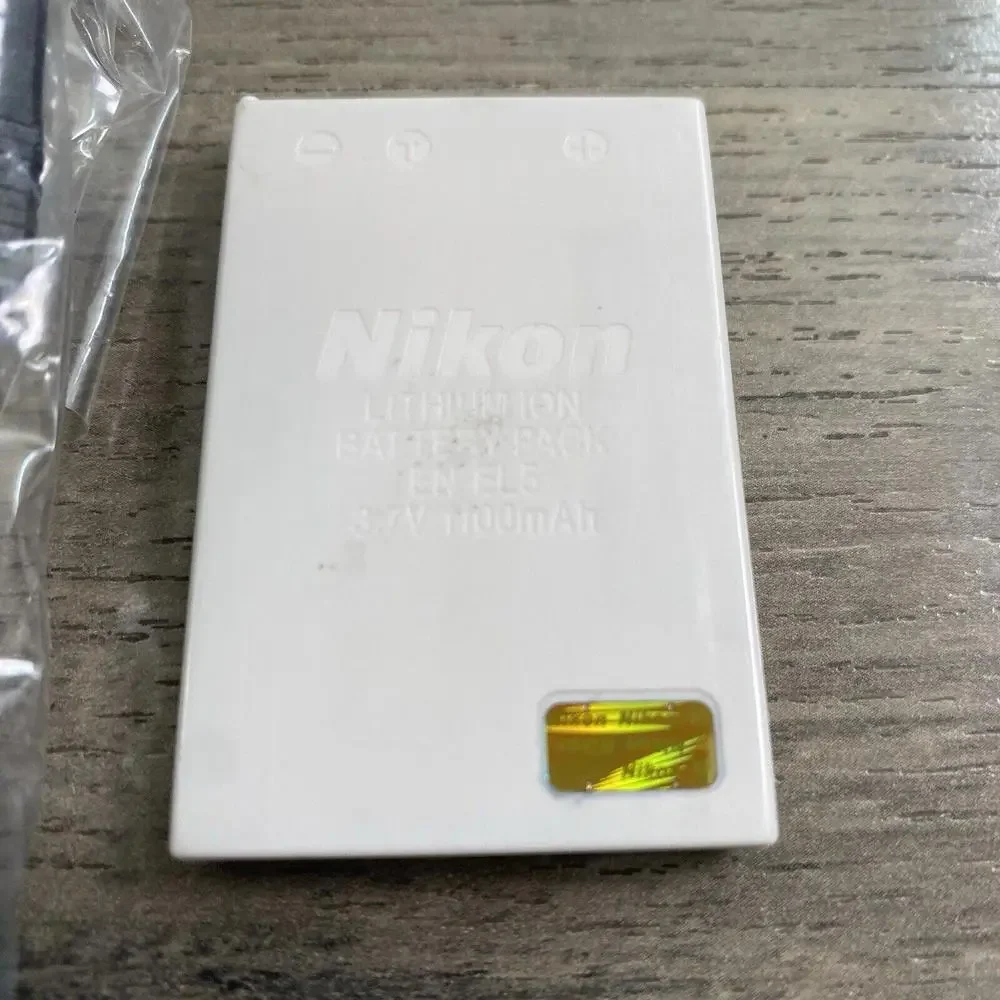 Nikon Coolpix E5200 5.1 MP Digital Camera 2X Batteries, charger, box - FOR PARTS